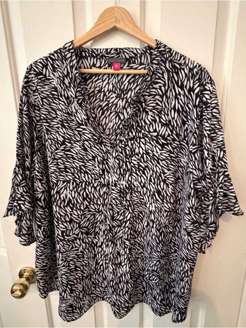 Vince Camuto Black & White Abstract Printed Button-Down Top